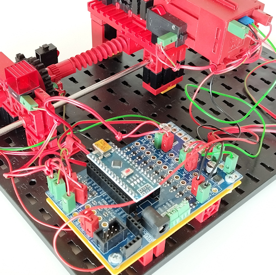 Der Arduino Nano auf dem ftNano steuert den Kran