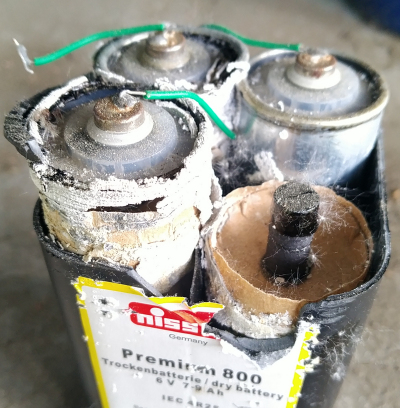 Ausgelaufene Zellen einer 6V-Batterie Nissen Premium 800